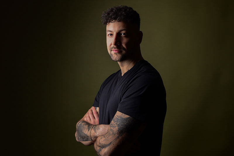 Coach Dimitrios posiert mit verschränkter Hand
